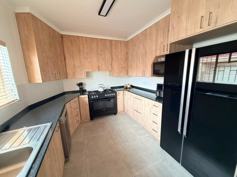3 Bedroom Property for Sale in Kannoniers Park North West